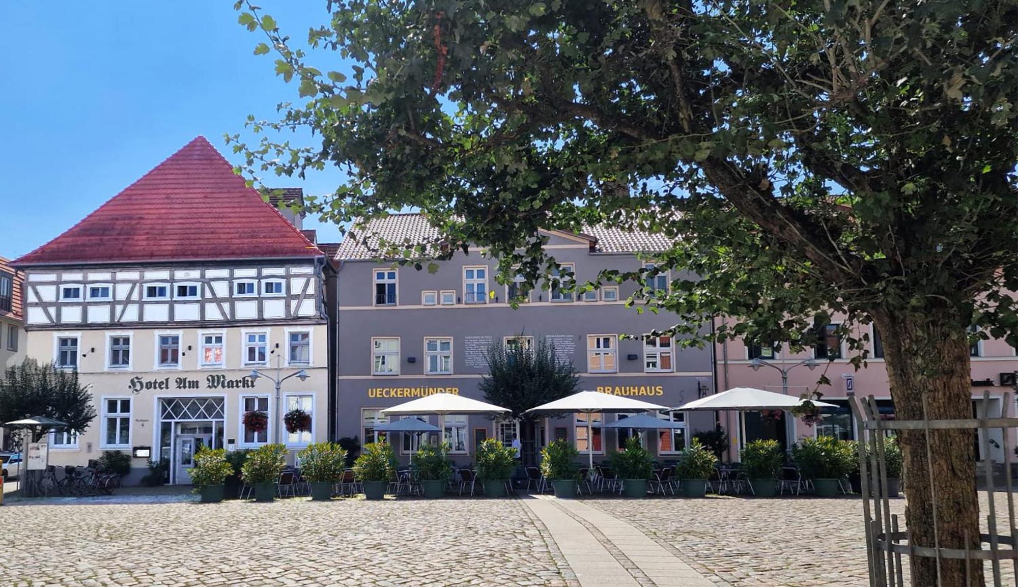 Hotel Am Markt & Brauhaus Stadtkrug Ueckermünde Extérieur photo